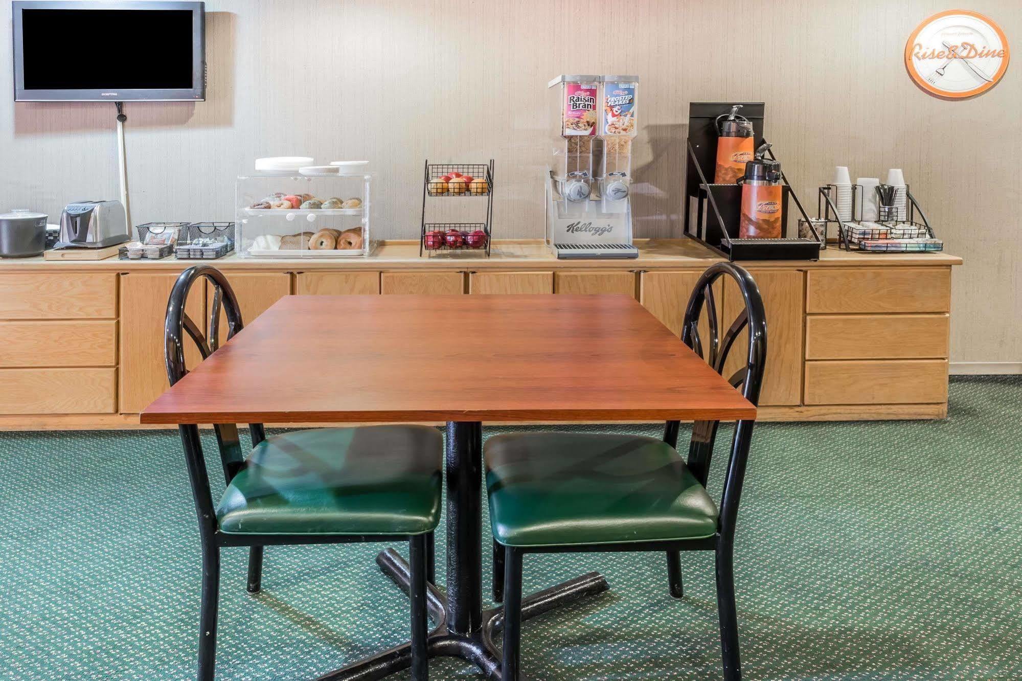 Rodeway Inn & Suites روكفورد,إلينوي المظهر الخارجي الصورة